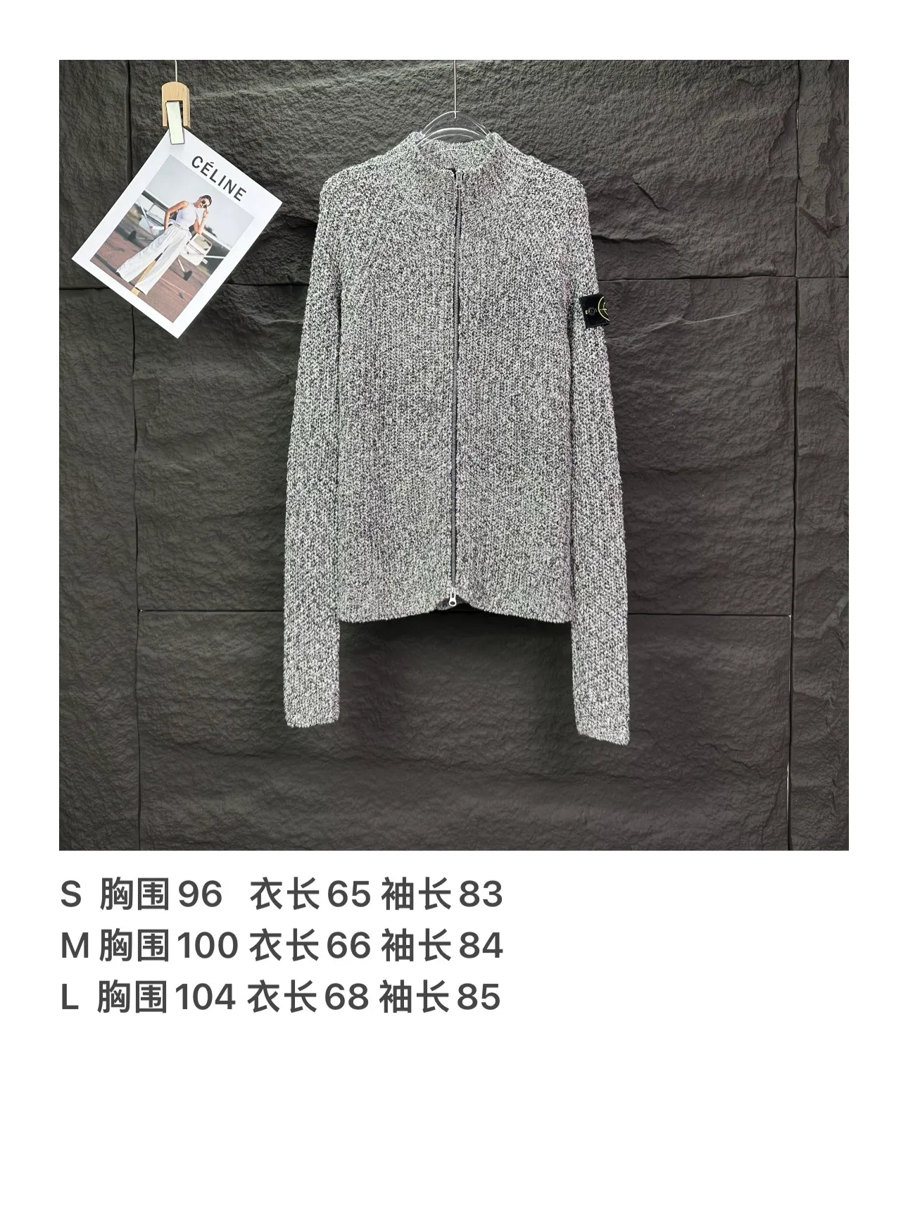P350 Shitoujia 2025 new coral color classic sleeve logo stand-up collar cardigan couple style knitted long-sleeved sweater jacket 🔥high version🔥high version🔥 The fabric is made of 32-count cotton yarn blended material, which is skin-friendly, does not stick to the body, does not cause pilling, feels very soft, super comfortable, fashionable and personalized, super versatile and good-looking knitted cardigan, very suitable for both men and women, a must-have item for everyone. Packaging, tag, collar label, washed wheat Complete 👍 Color: Gray Size: S, M, L